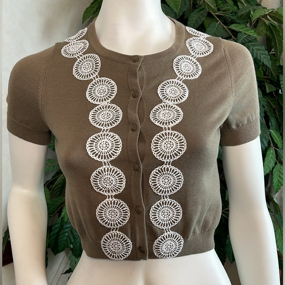 BANANA REPUBLIC EMBROIDERED CROPPED SWEATER